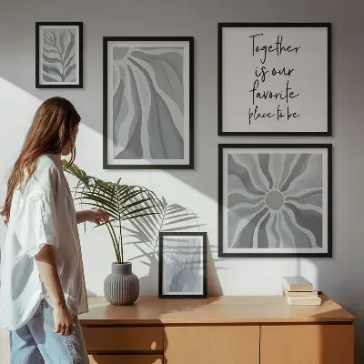 Galeria de parede com padrões abstratos em cinza e branco