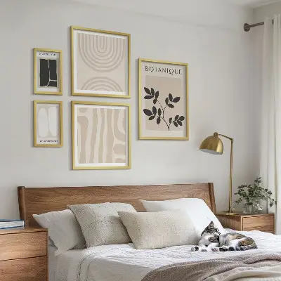 Conjunto de 5 quadros com moldura com estampas de plantas estilizadas