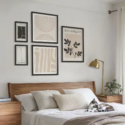 Conjunto de 5 quadros com moldura com estampas de plantas estilizadas
