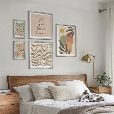 Conjunto de 5 quadros com moldura com estampas de plantas em tons pastel