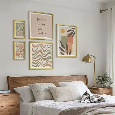 Conjunto de 5 quadros com moldura com estampas de plantas em tons pastel