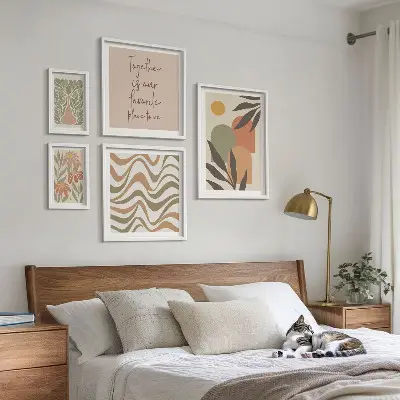 Conjunto de 5 quadros com moldura com estampas de plantas em tons pastel