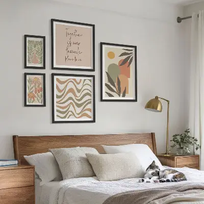 Conjunto de 5 quadros com moldura com estampas de plantas em tons pastel