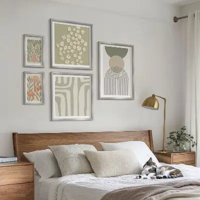 Conjunto de 5 quadros decorativos com estampas de plantas em tons pastel elegantes