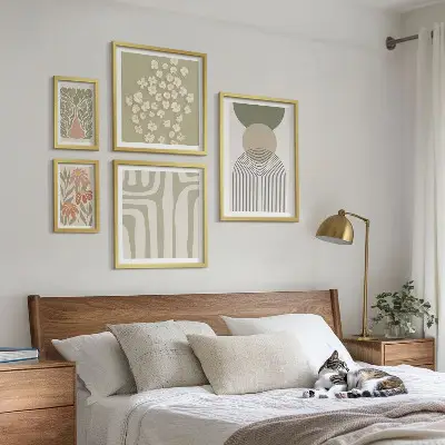 Conjunto de 5 quadros decorativos com estampas de plantas em tons pastel elegantes