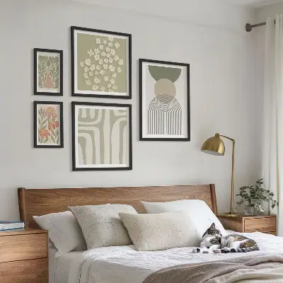 Conjunto de 5 quadros decorativos com estampas de plantas em tons pastel elegantes
