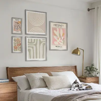 Galeria de parede com plantas abstratas estilosas