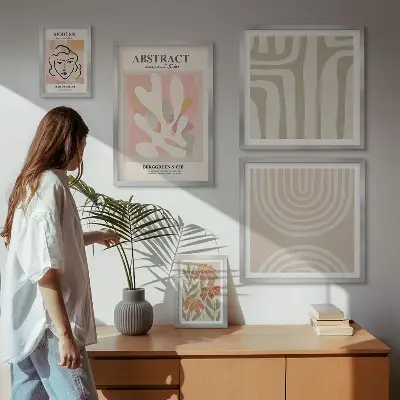 Galeria de parede com plantas abstratas estilosas