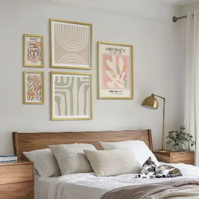 Galeria de parede com plantas abstratas estilosas