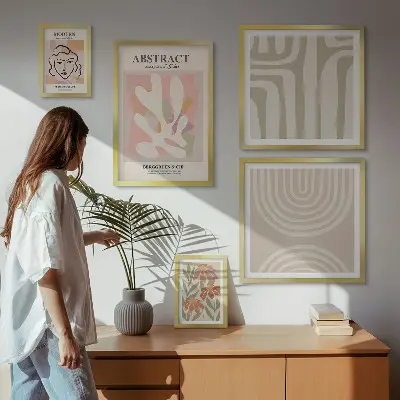 Galeria de parede com plantas abstratas estilosas
