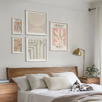 Galeria de parede com plantas abstratas estilosas