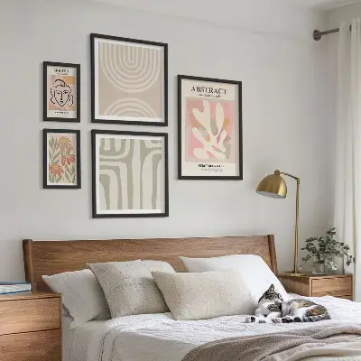 Galeria de parede com plantas abstratas estilosas