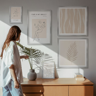Parede galeria de quadros Ilustrações estilosas de mulheres e plantas.