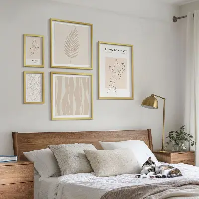 Galeria de quadros para parede com ilustrações estilosas de mulheres e plantas