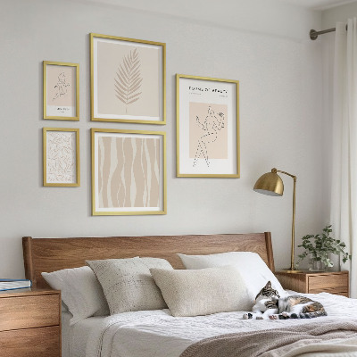 Parede galeria de quadros Ilustrações estilosas de mulheres e plantas.