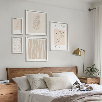 Parede galeria de quadros Ilustrações estilosas de mulheres e plantas.