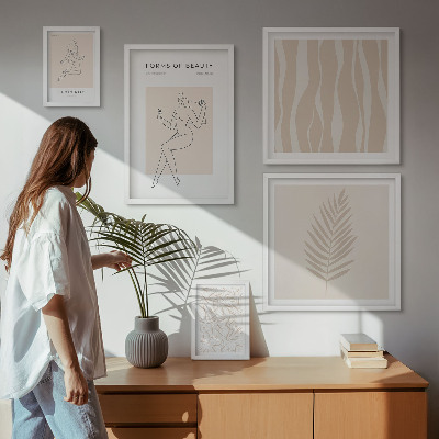 Parede galeria de quadros Ilustrações estilosas de mulheres e plantas.