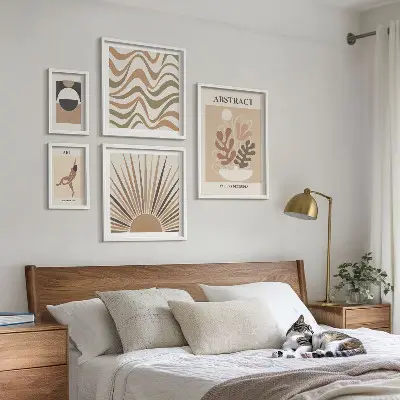 Galeria de parede com abstrações de plantas elegantes