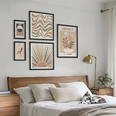 Galeria de parede com abstrações de plantas elegantes