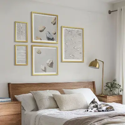 Galeria de parede com pedras geométricas de papelão