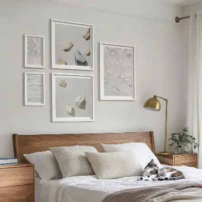 Galeria de parede com pedras geométricas de papelão