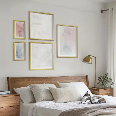 Galeria de parede com texturas em tons pastel de aquarela