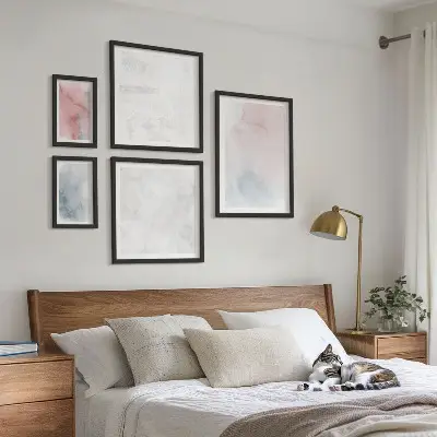 Galeria de parede com texturas em tons pastel de aquarela