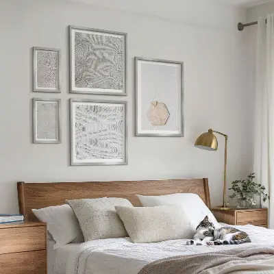Galeria de quadros de parede com texturas de areia estilo boho