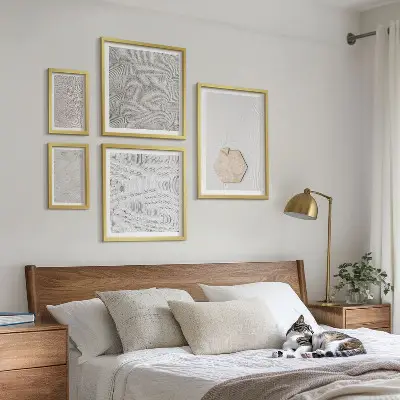Galeria de quadros de parede com texturas de areia estilo boho
