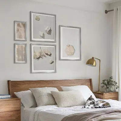 Galeria de quadros para parede com texturas naturais sutis em estilo boho