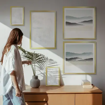 Galeria de quadros para parede com fundo abstrato em manchas brancas