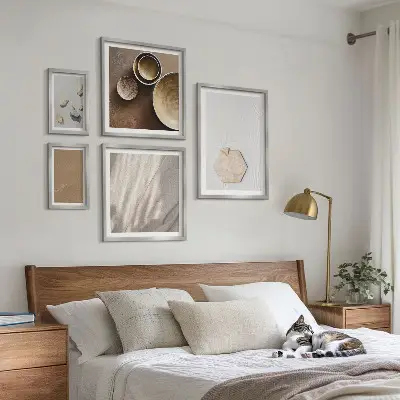 Galeria de parede com texturas minimalistas e aconchegantes