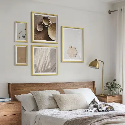 Galeria de parede com texturas minimalistas e aconchegantes