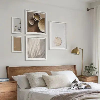Galeria de parede com texturas minimalistas e aconchegantes