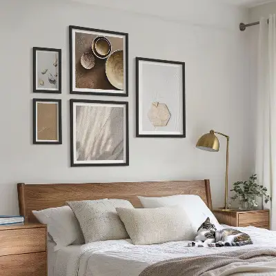 Galeria de parede com texturas minimalistas e aconchegantes