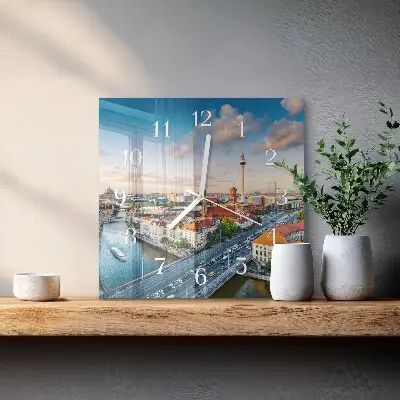 Relógio quadrado Um rio na cidade