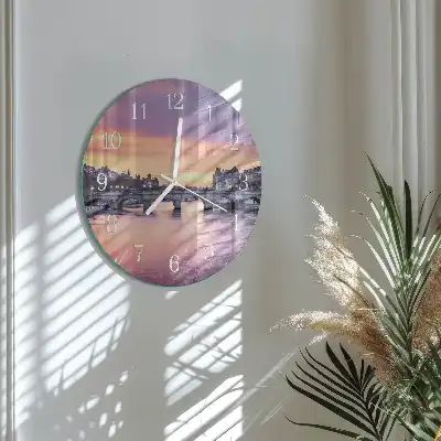 Relógio de decoração redondo Uma cidade às margens do rio