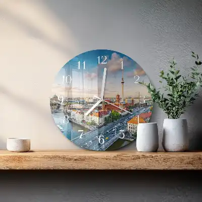 Relógio redondo Um rio na cidade