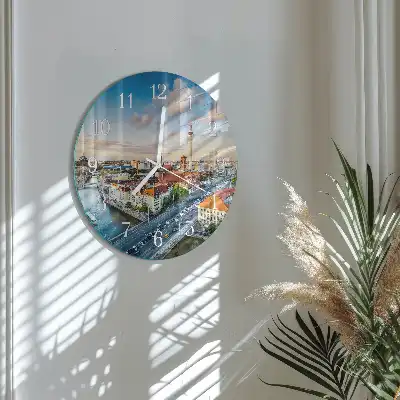 Relógio redondo Um rio na cidade