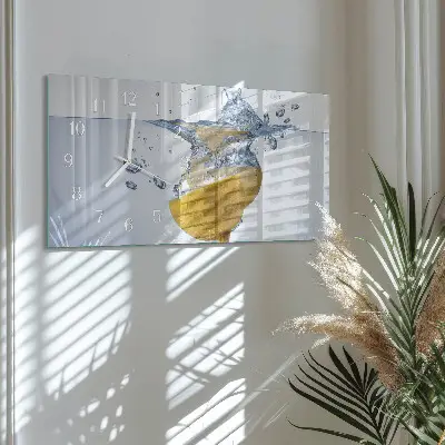 Relógio horizontal Uma fatia de limão na água