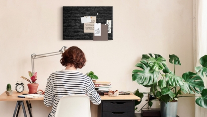 O que colocar na parede ao lado da sua mesa? Guia