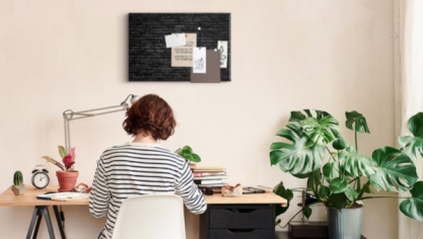 O que colocar na parede ao lado da sua mesa? Guia