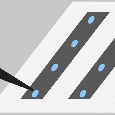Aplique a cola pontualmente, no centro de cada fita adesiva localizada no verso do painel.