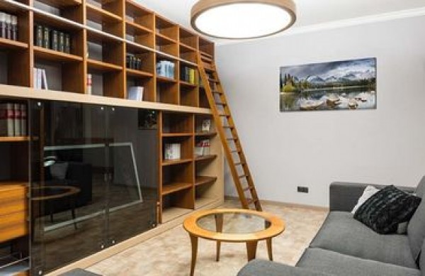 Como escolher a decoração das estantes da sala? Ideias para um projeto de sucesso