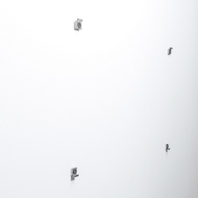 Quadro montado com quatro ganchos. Ganchos espelhados montados na parede.