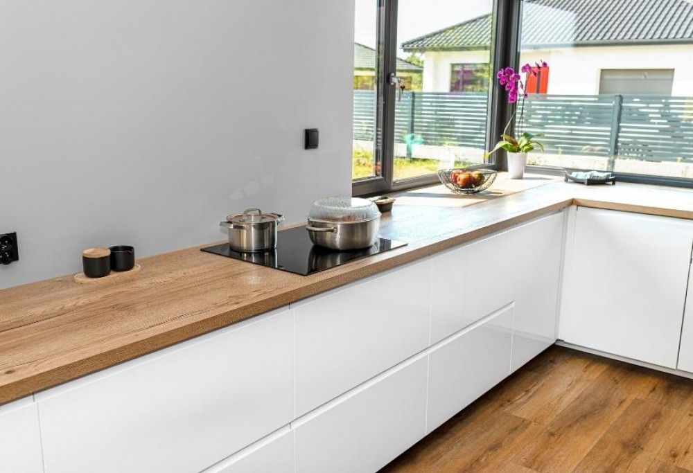 cozinha branca com bancada de madeira