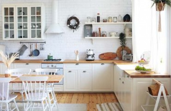 Design elegante de cozinha, ou seja, uma cozinha branca com bancada de madeira